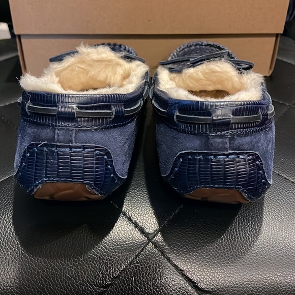 (SOLD) UGG Dakota moccasins - Picture 4 of 8